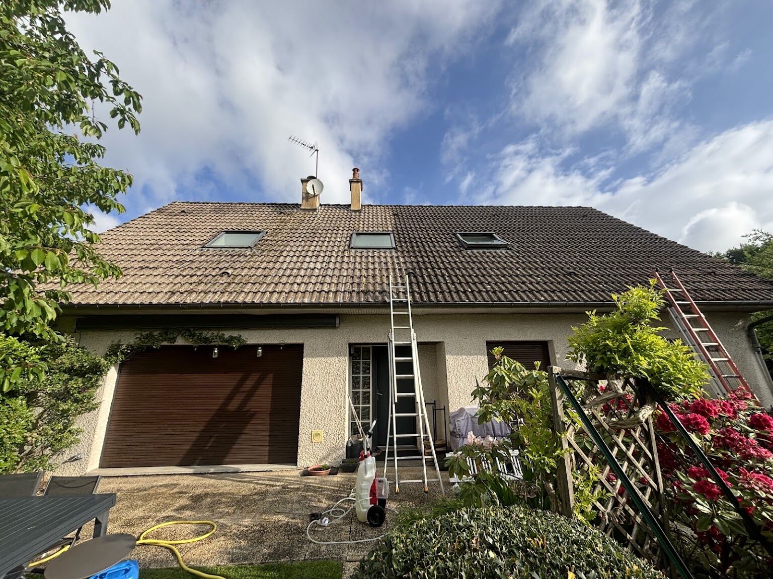 Nettoyage de toiture en cours par CPR Couverture
