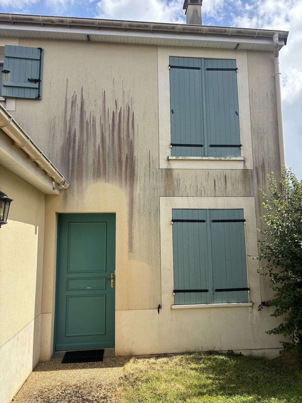 Façade avant ravalement, traces d'humidité